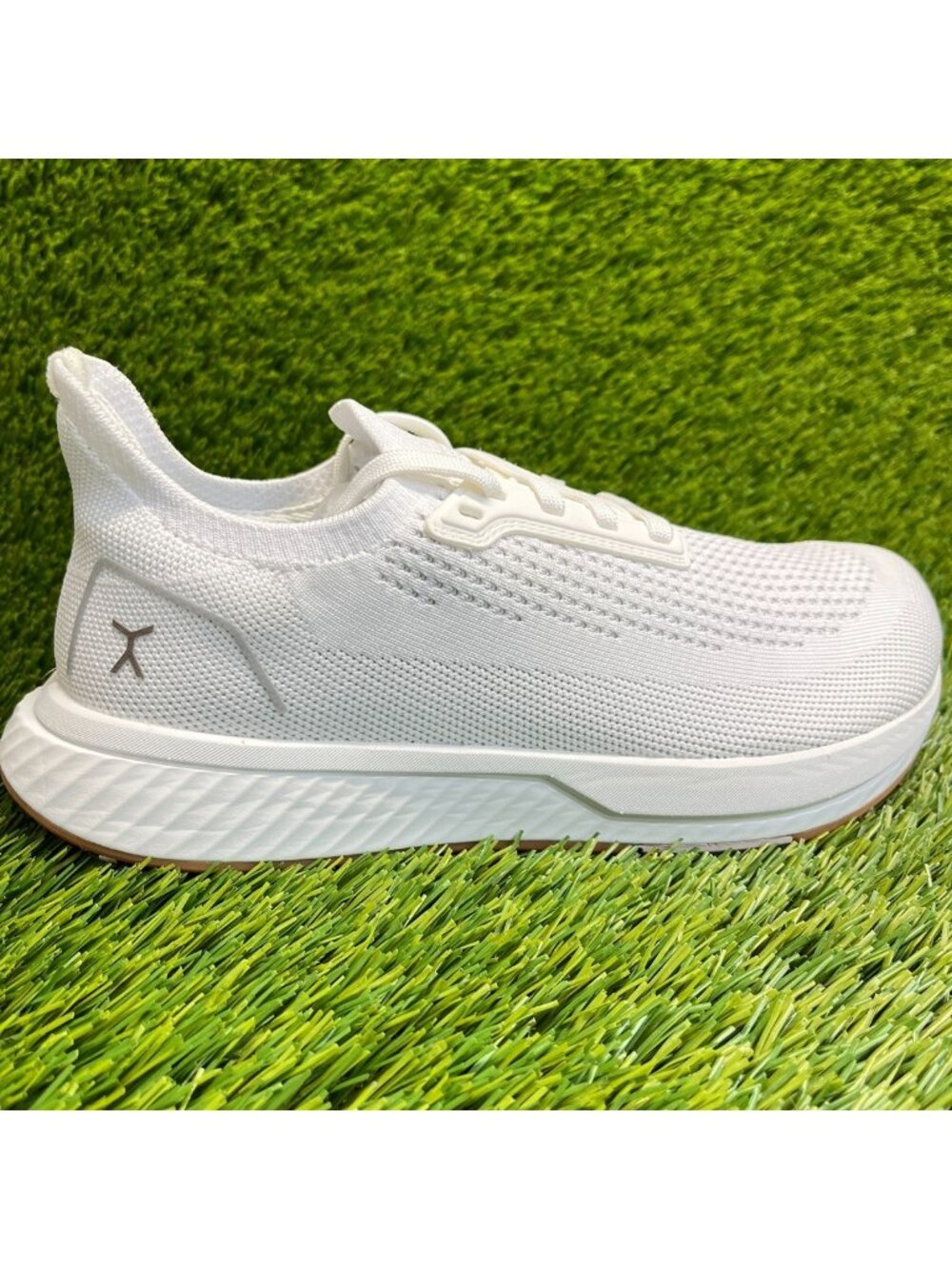 Flux Footwear Adapt Runner White Gum Womens Size 8 Athletic Knit Shoes Sneakers